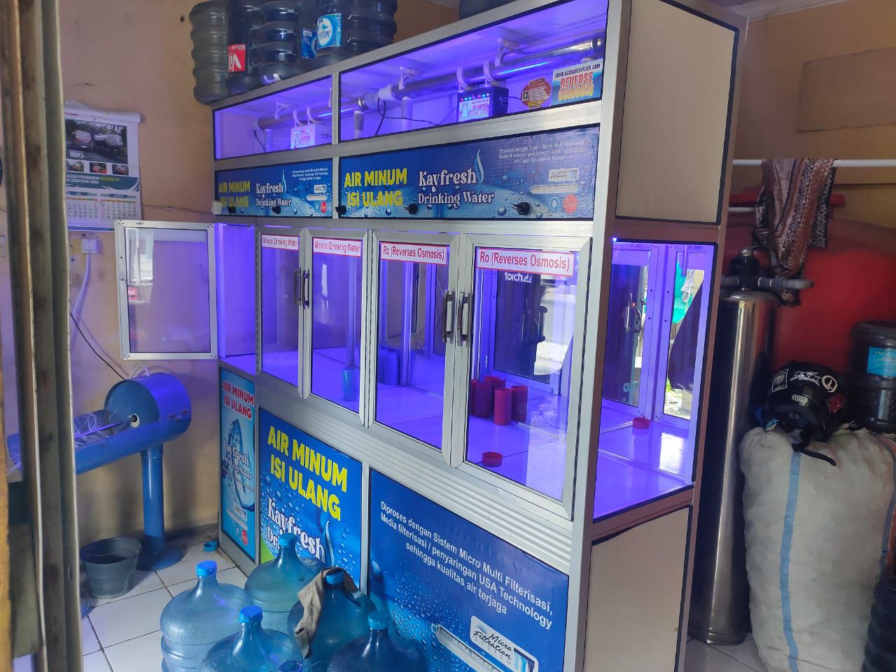 Mesin depot air minum dari AZS Water Filter yang digunakan untuk menghasilkan air minum berkualitas tinggi di Tuban.