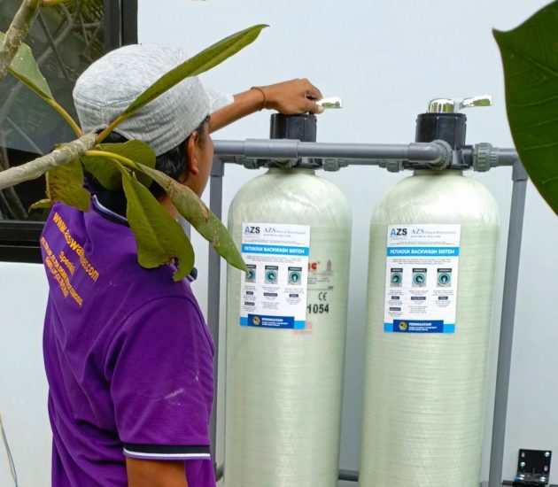 Pemasangan filter air berkualitas oleh teknisi ahli