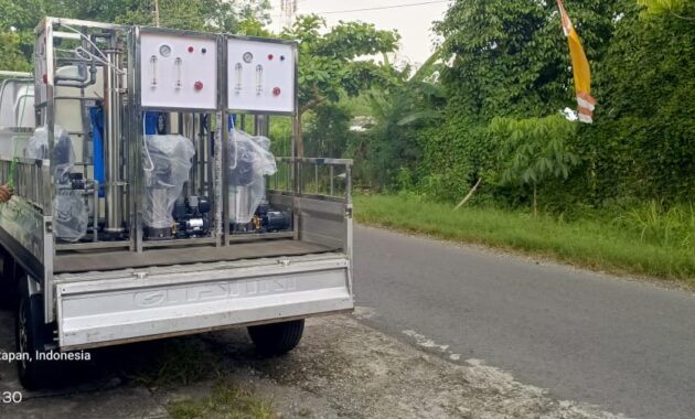 Proses perakitan mesin RO 2000 GPD oleh teknisi AZS Water Filter