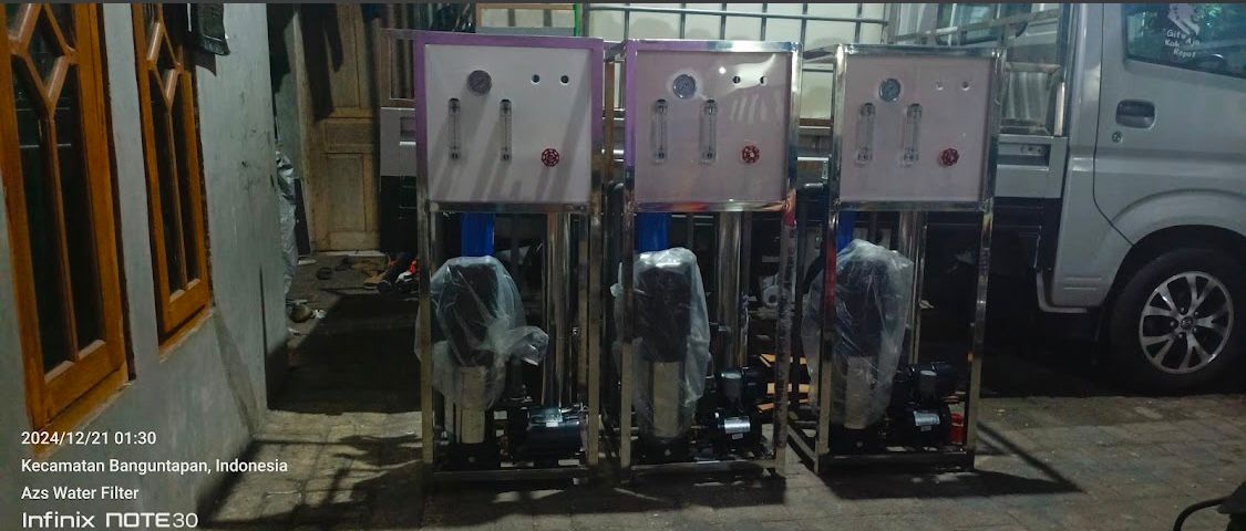 Proses perakitan mesin RO 2000 GPD oleh teknisi AZS Water Filter