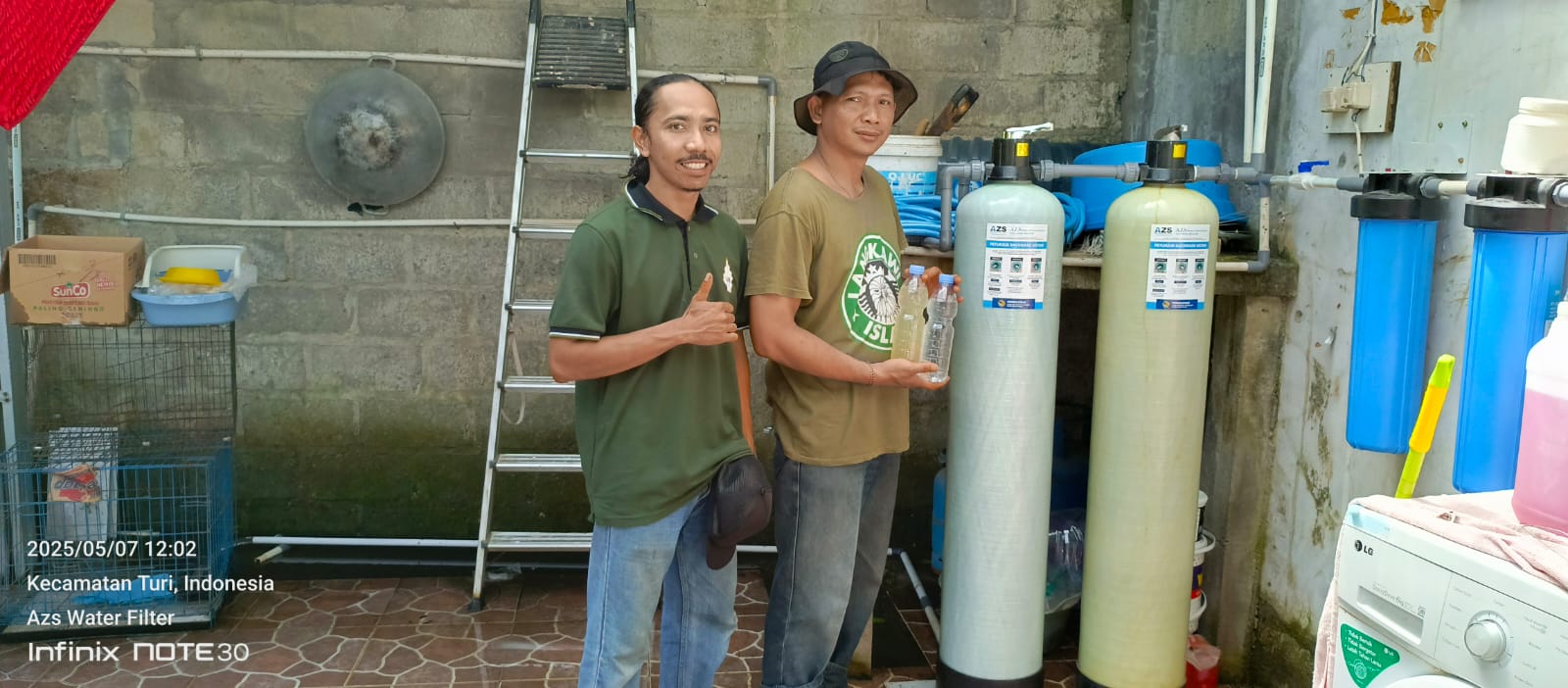 Teknisi AZS Water Filter sedang memasang tabung filter air 1054 di rumah Bapak Putu, Turi Sleman