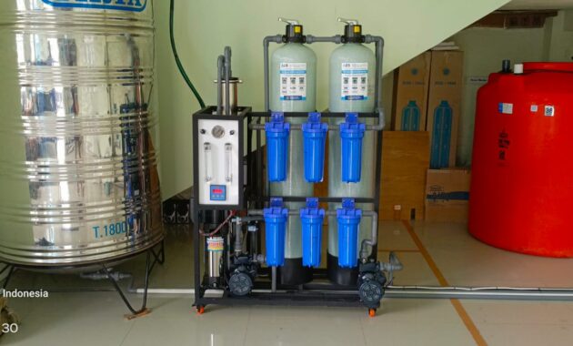 Instalasi tabung FRP dan housing filter pada mesin RO 2000 GPD