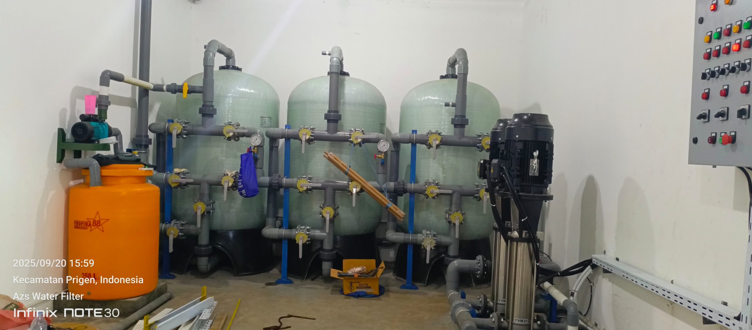 Pemasangan mesin RO skala industri oleh AZS Water Filter Indonesia