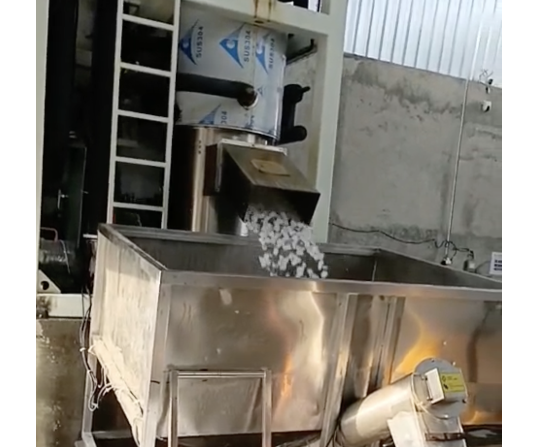 teknisi mengganti filter membran RO di pabrik es kristal Tamanan Yogyakarta