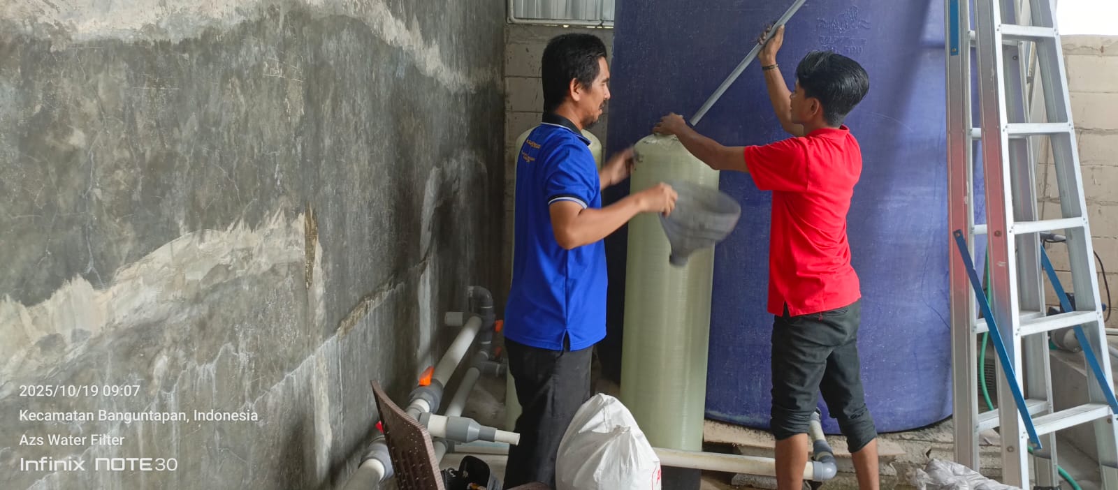 Proses penggantian media filter air industri oleh tim teknisi AZS Water Filter