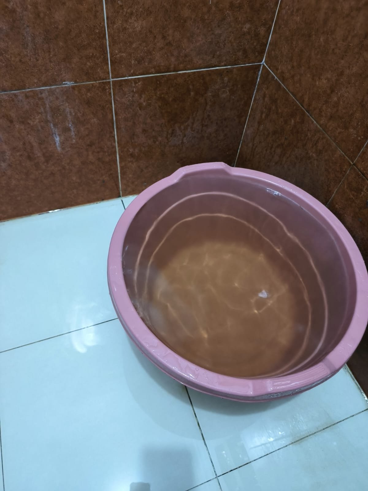 air sumur keruh berwarna kuning kecokelatan di ember