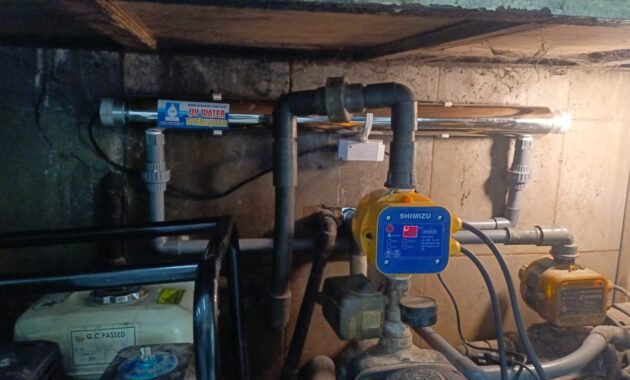 Proses pemasangan sistem penjernihan air kantor