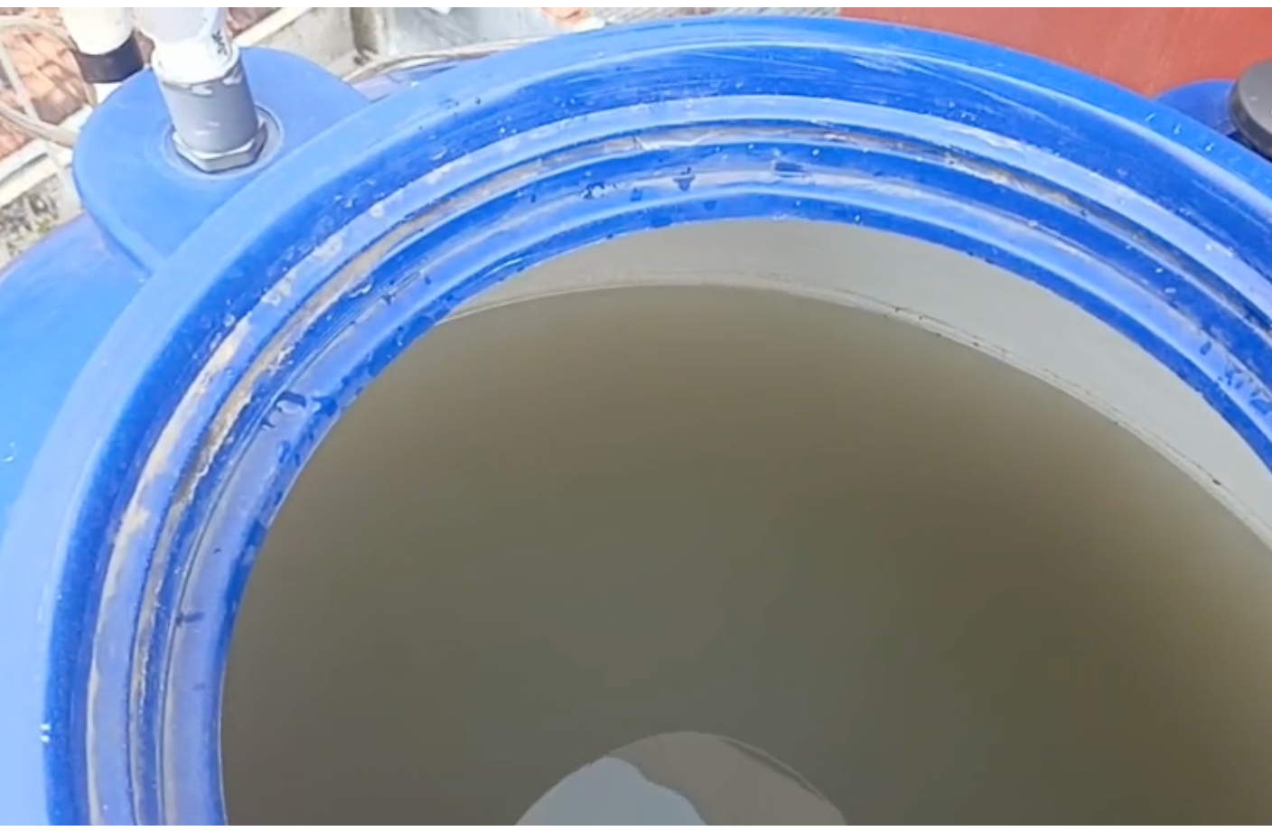 Tandon air cepat kotor dan hitam biasanya disebabkan oleh sedimen, zat besi, mangan, atau kualitas air yang kurang baik. Filter air yang tepat dapat membantu mengurangi endapan dan menjaga kebersihan tandon.