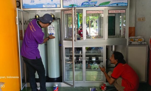 Teknisi memasangi instalasi DAMIU