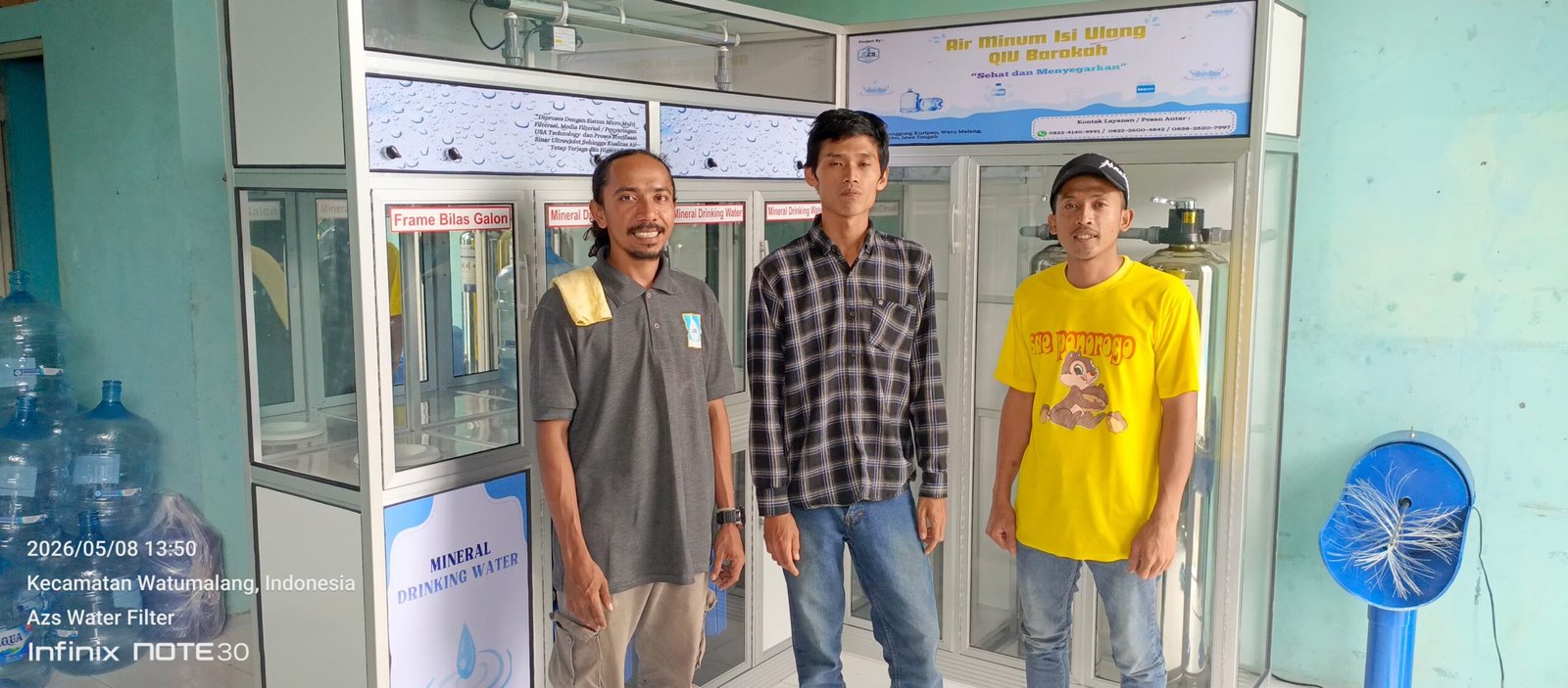 Proses pemasangan depot air minum isi ulang DAMIU dengan tabung filter stainless steel di Wonosobo