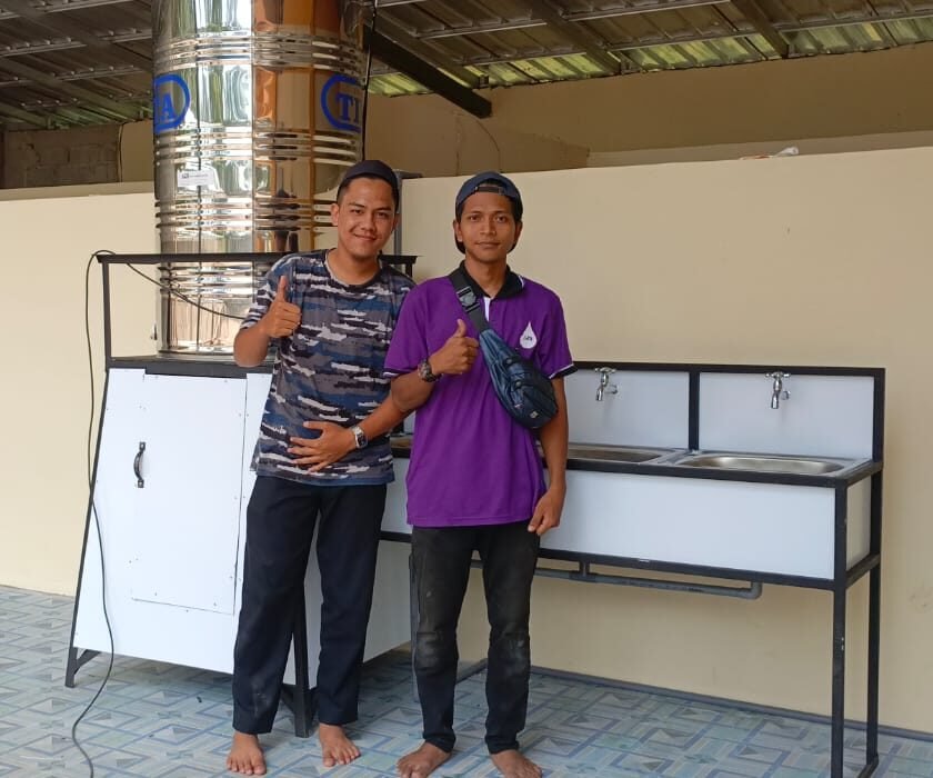 Sistem filtrasi RO dan sterilisasi UV dengan tandon penampung untuk air minum sekolah