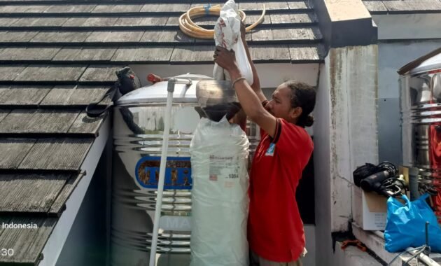 Proses pemasangan filter penjernih air