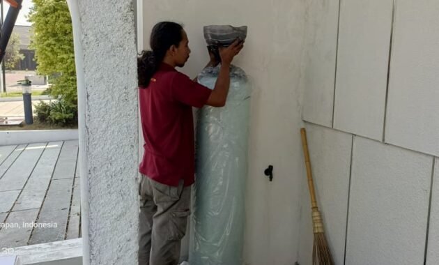 Proses pemasangan filter air 1354 di Villa daerah Banguntapan 
