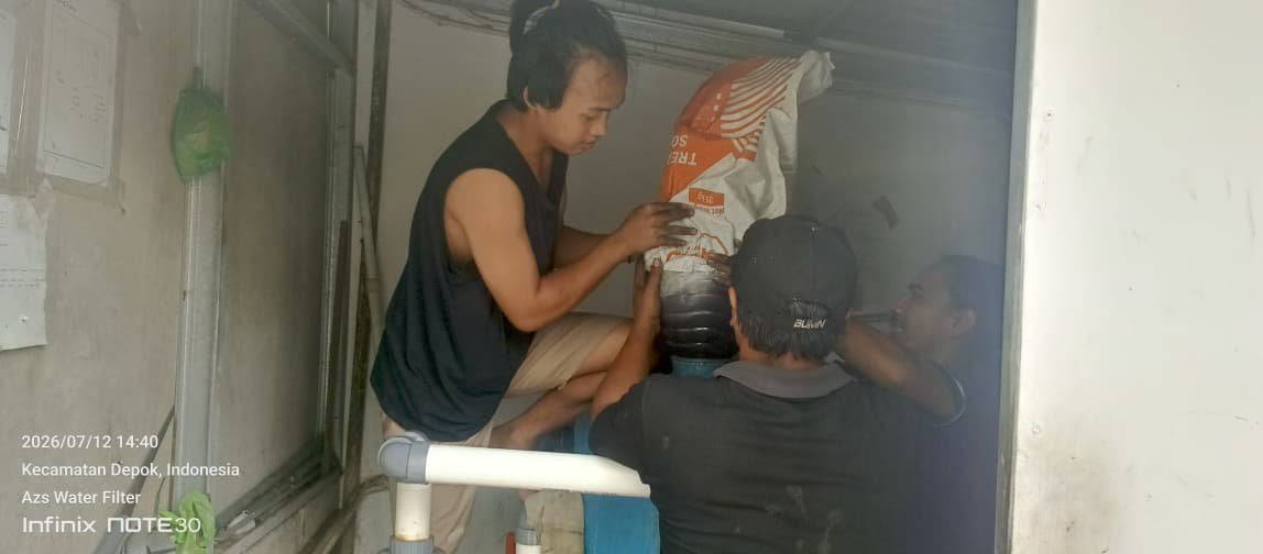 Penggantian media filter 1872 untuk IPAL di Sate Ratu Condongcatur Sleman guna menjaga kinerja sistem pengolahan air limbah.