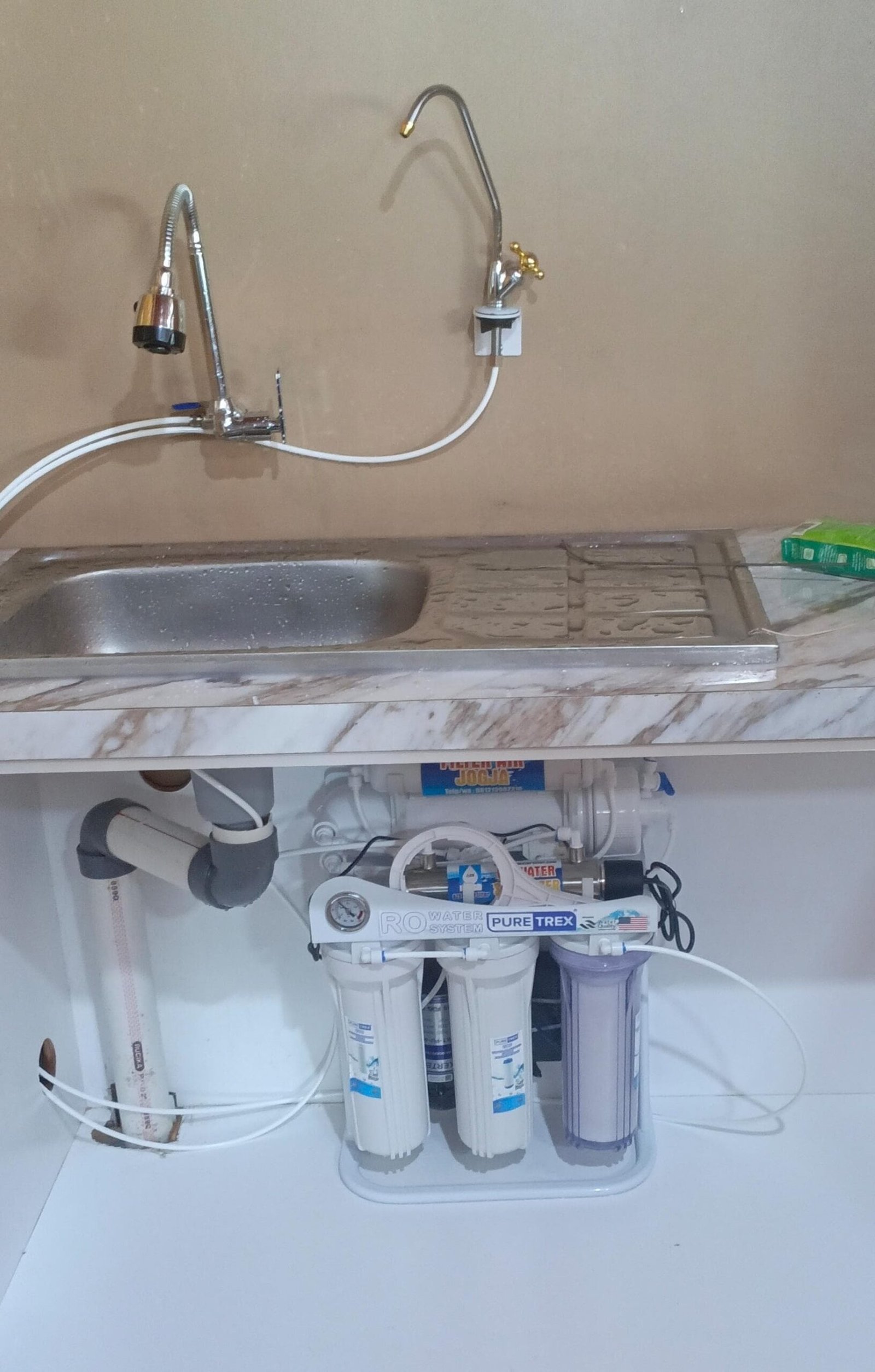 Pemasangan mesin RO 100 GPD untuk kost eksklusif di Wedomartani Sleman sebagai solusi penyediaan air minum bagi penghuni.