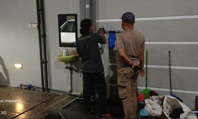 Pemasangan filter air 1054 untuk rumah tangga di Baturaden Purwokerto guna membantu mengatasi bau kaporit pada air PDAM.