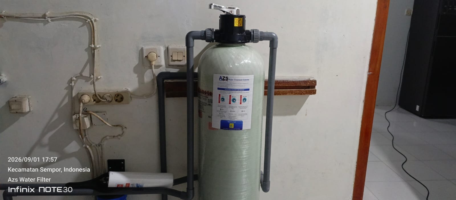 Teknisi dari AZS sudah memasang filter air 1054 untuk Rumah Tangga