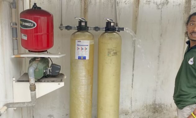 Tabung filter air sebelum diganti media nya sudah sangat kotor, kemudian setelah diganti medianya airnya yang keluar sudah jernih