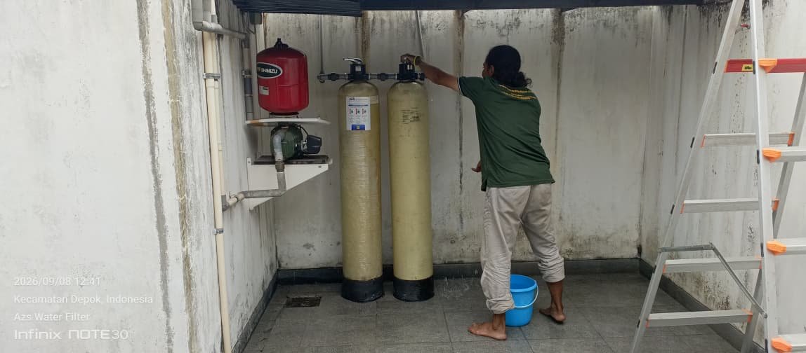 Proses penggantian media filter air 1054 di Caturtunggal oleh tim AZS Water Filter