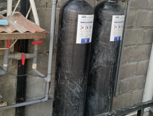 Proses bongkar dan penggantian media filter 1054 untuk mengatasi air bau besi dan kuning keruh.