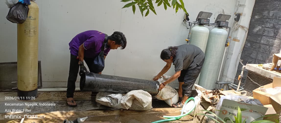 Tim teknisi AZS Water Filter melakukan proses pemasangan filter 1354 dan servis 1054 di lokasi klien.