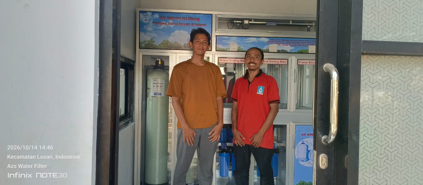 Klien pengurus pondok pesantren berfoto di depan etalase DAMIU mineral terpasang di Losari Brebes