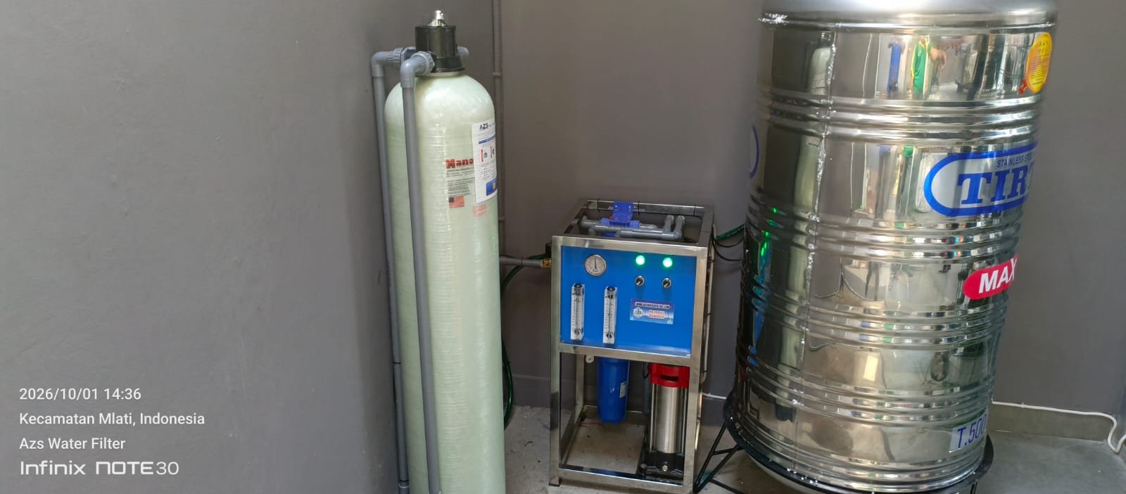 Mesin RO 1000 GPD komersial dan tabung pretreatment terpasang di coffee shop Sinduadi Sleman
