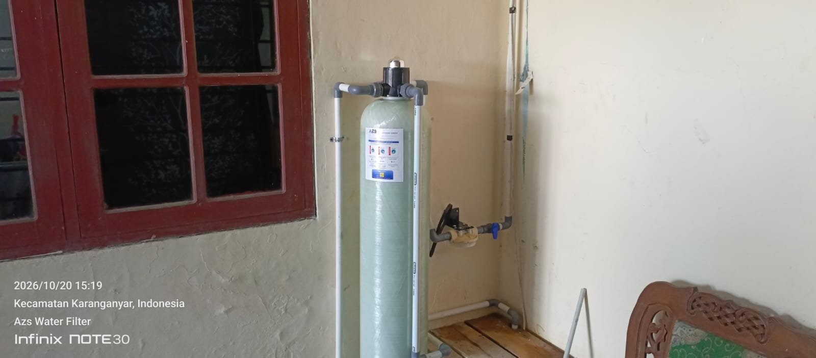 Tabung filter penjernih air FRP 1054 terpasang di rumah tinggal Kebumen untuk mengatasi air kuning berlumpur