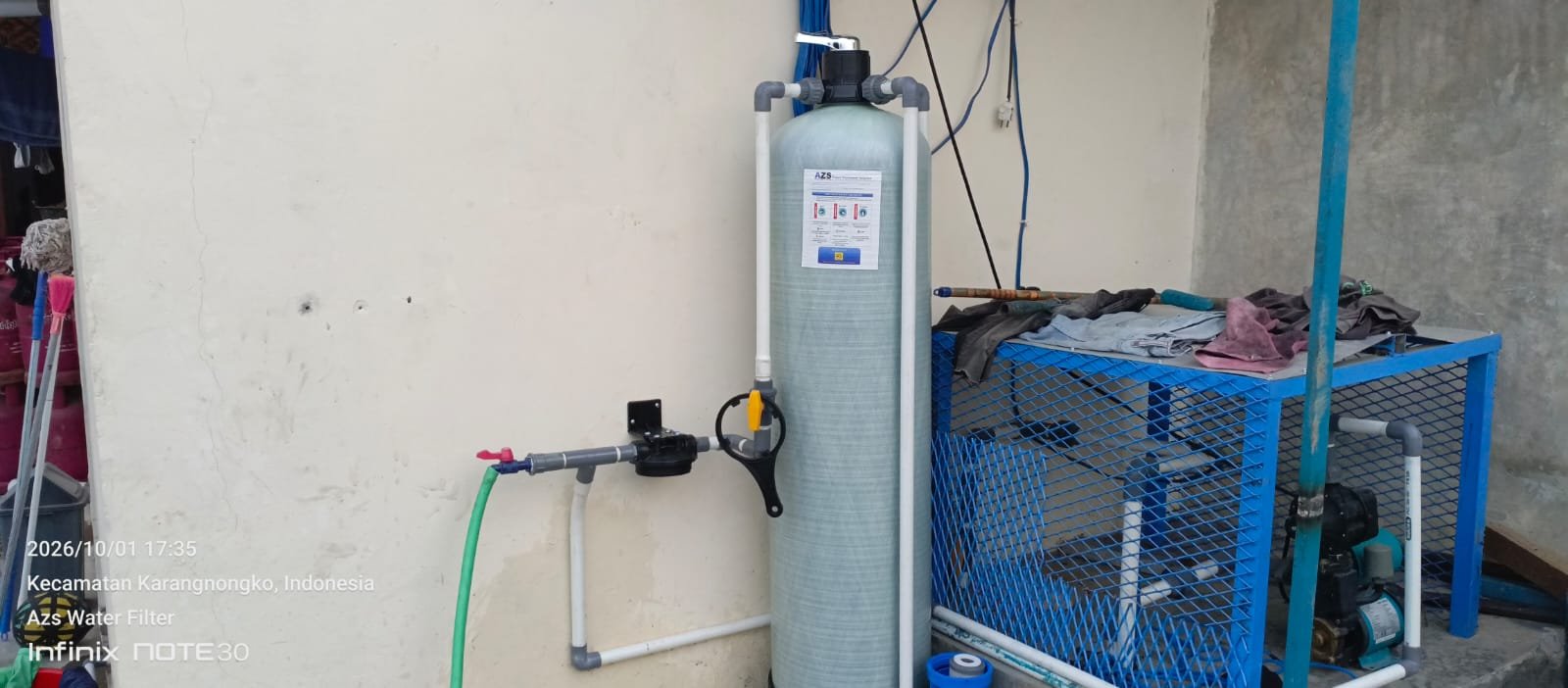 Tabung filter air FRP 1354 terpasang di mess peternakan ayam Kebonarum Klaten untuk atasi air sumur kuning dan bau