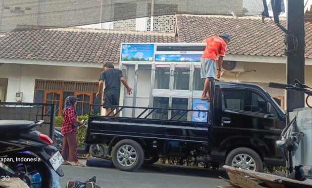 Proses pengantaran dan distribusi unit mesin DAMIU mineral menggunakan mobil pick up menuju Brebes